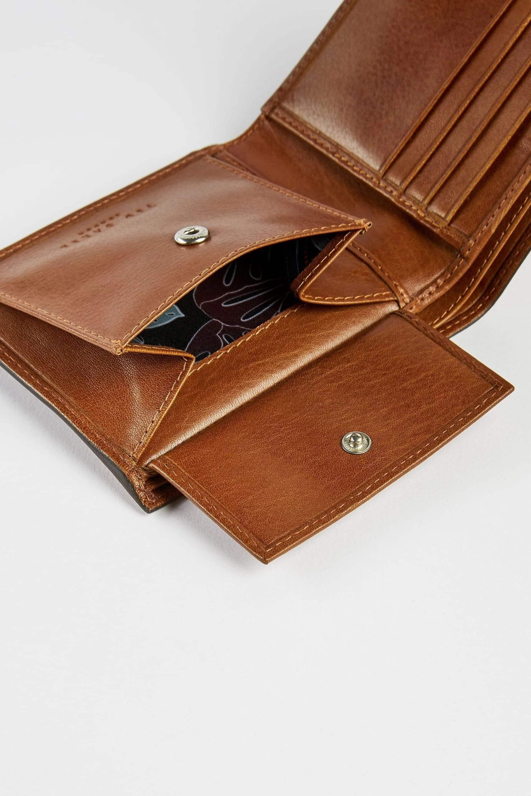 Ted Baker Prug Embossed Corner Leather Bifold Wallet With Coin 6 Ted Baker Prug Embossed Corner Leather Bifold Wallet With Coin - Image 4