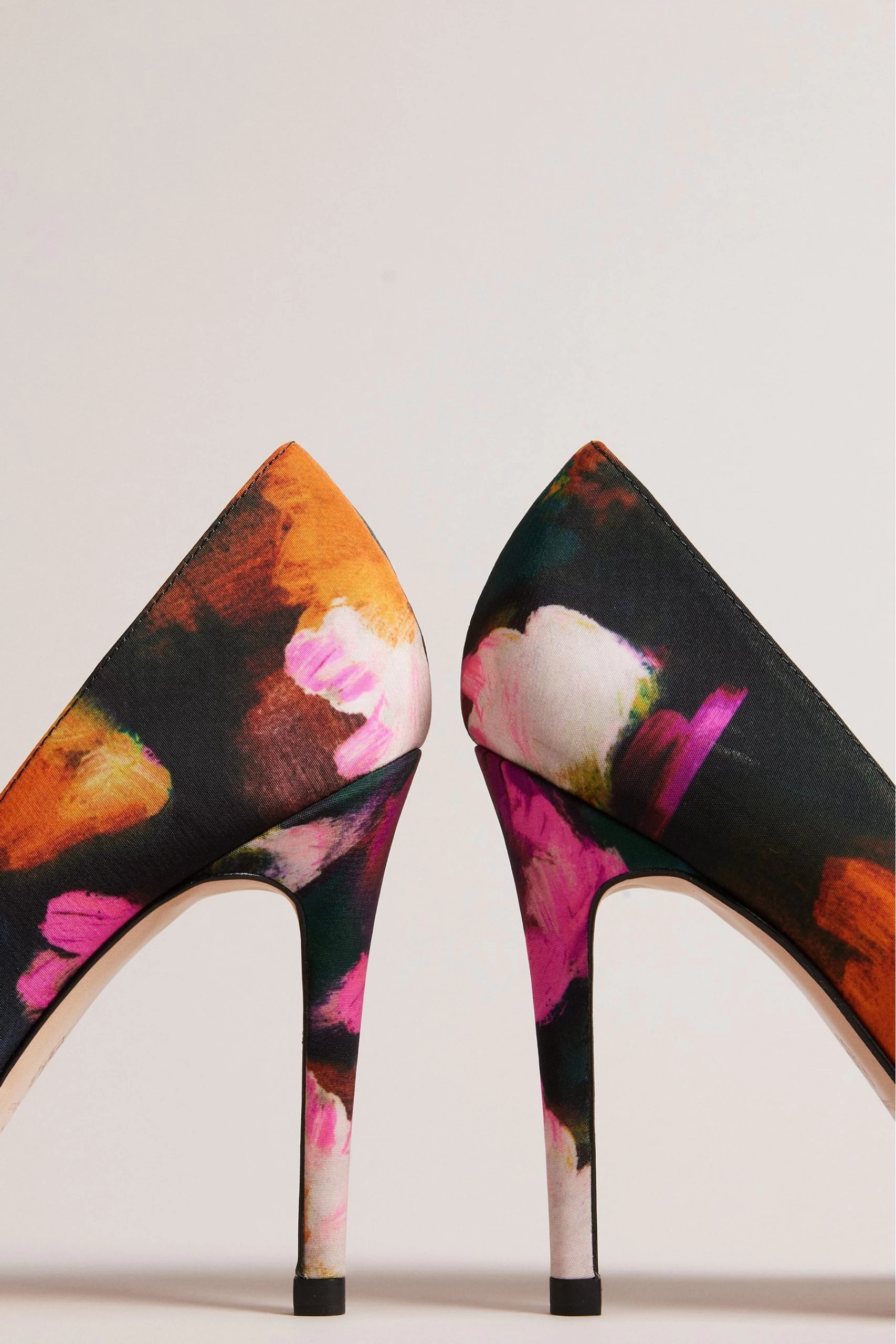 Ted Baker Ryoh Black Art Print 100Mm Bow Court Shoes 6 Ted Baker Ryoh Black Art Print 100Mm Bow Court Shoes - Image 4